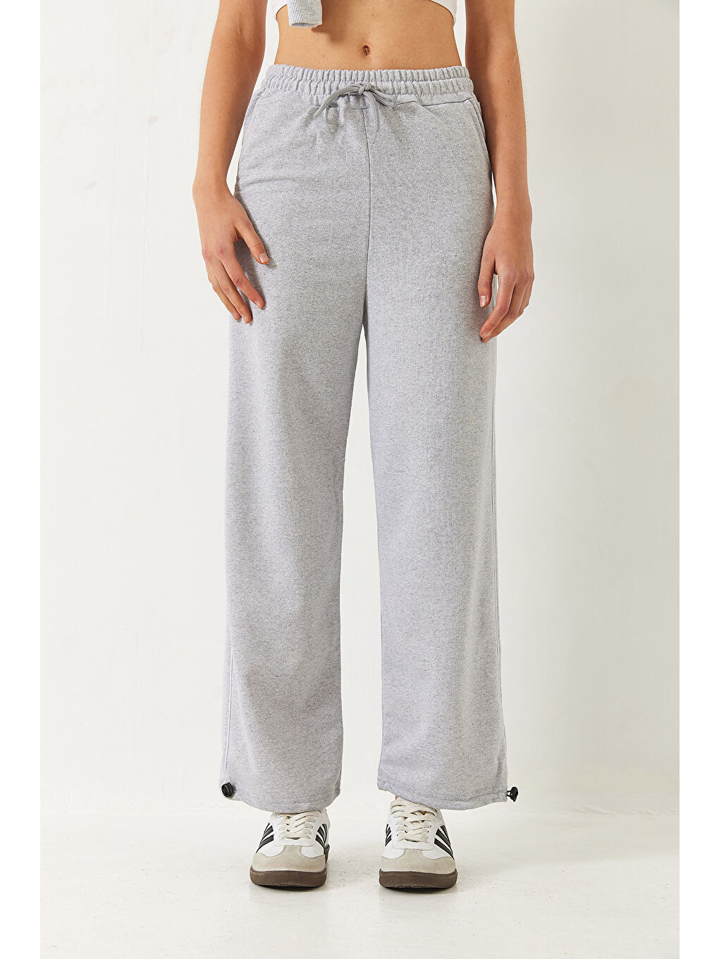 Gri Kadın Bel ve Paça Lastikli Cepli Eşofman Altı-5