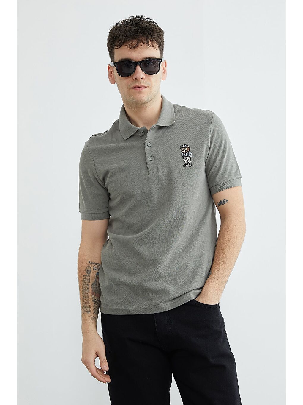 Haki Aslan Nakışlı Polo Yaka Tişört-2