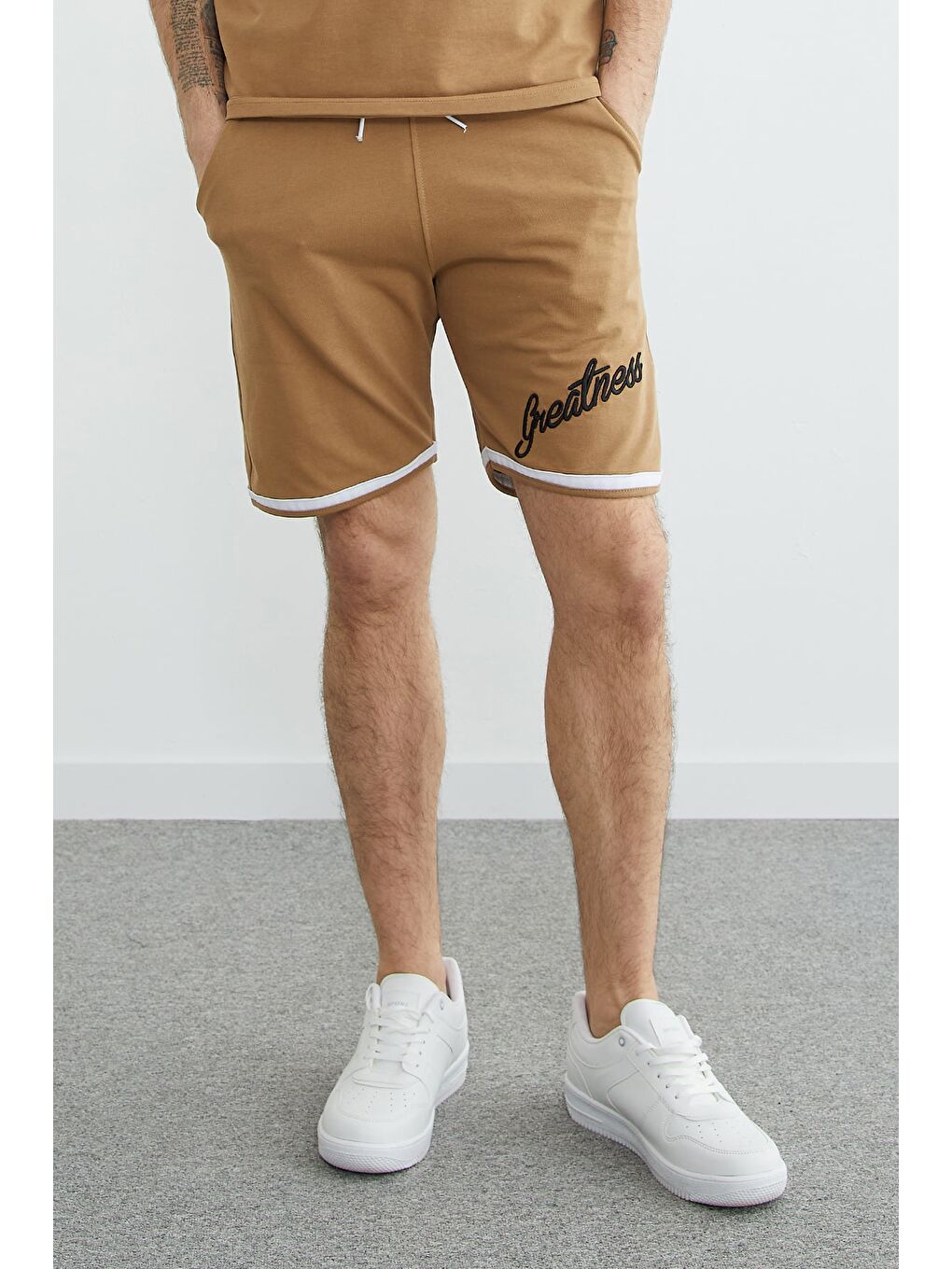 Kahverengi Beli Bağlamalı Nakışlı Biye Detaylı Şort-2