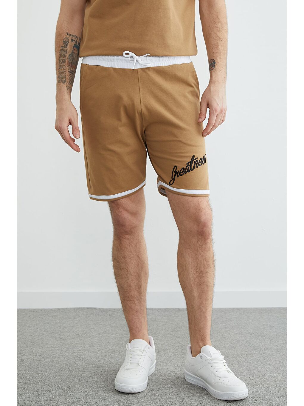 Kahverengi Beli Bağlamalı Nakışlı Biye Detaylı Şort-3