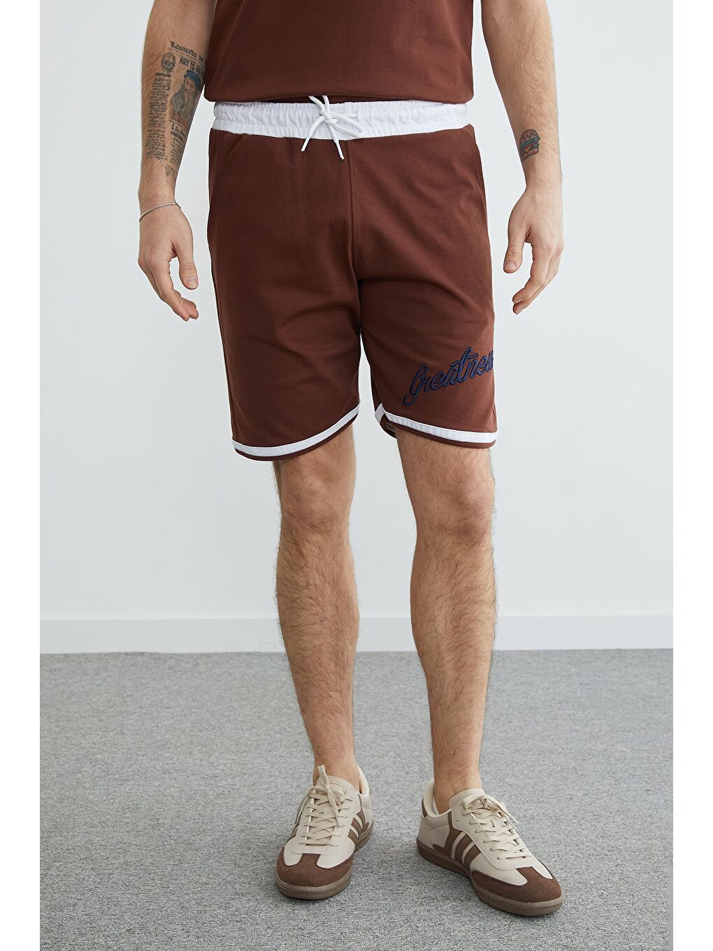 Kahverengi Beli Bağlamalı Nakışlı Biye Detaylı Şort-1