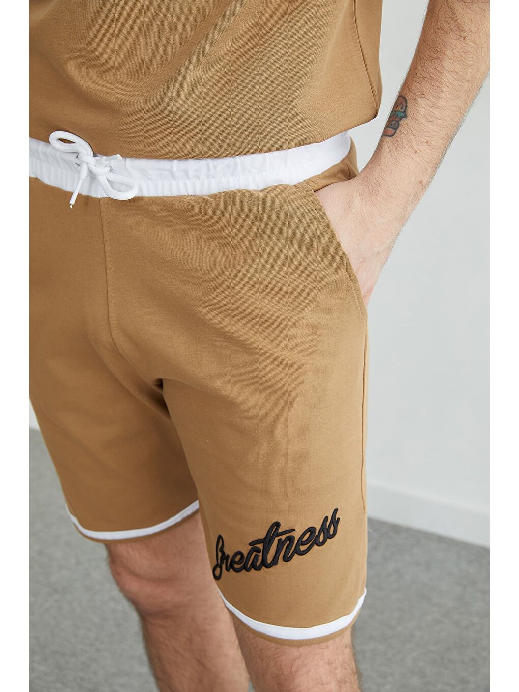 Kahverengi Beli Bağlamalı Nakışlı Biye Detaylı Şort-4