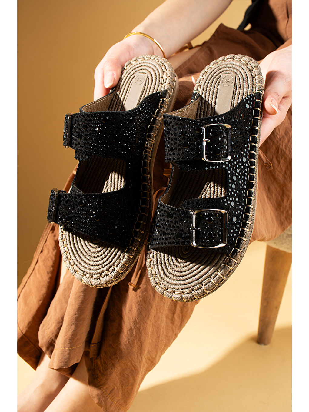 Siyah Çift Tokalı Parlak Taş İşlemeli Rahat Hasır Taban Kadın Terlik 68-1023-25-2