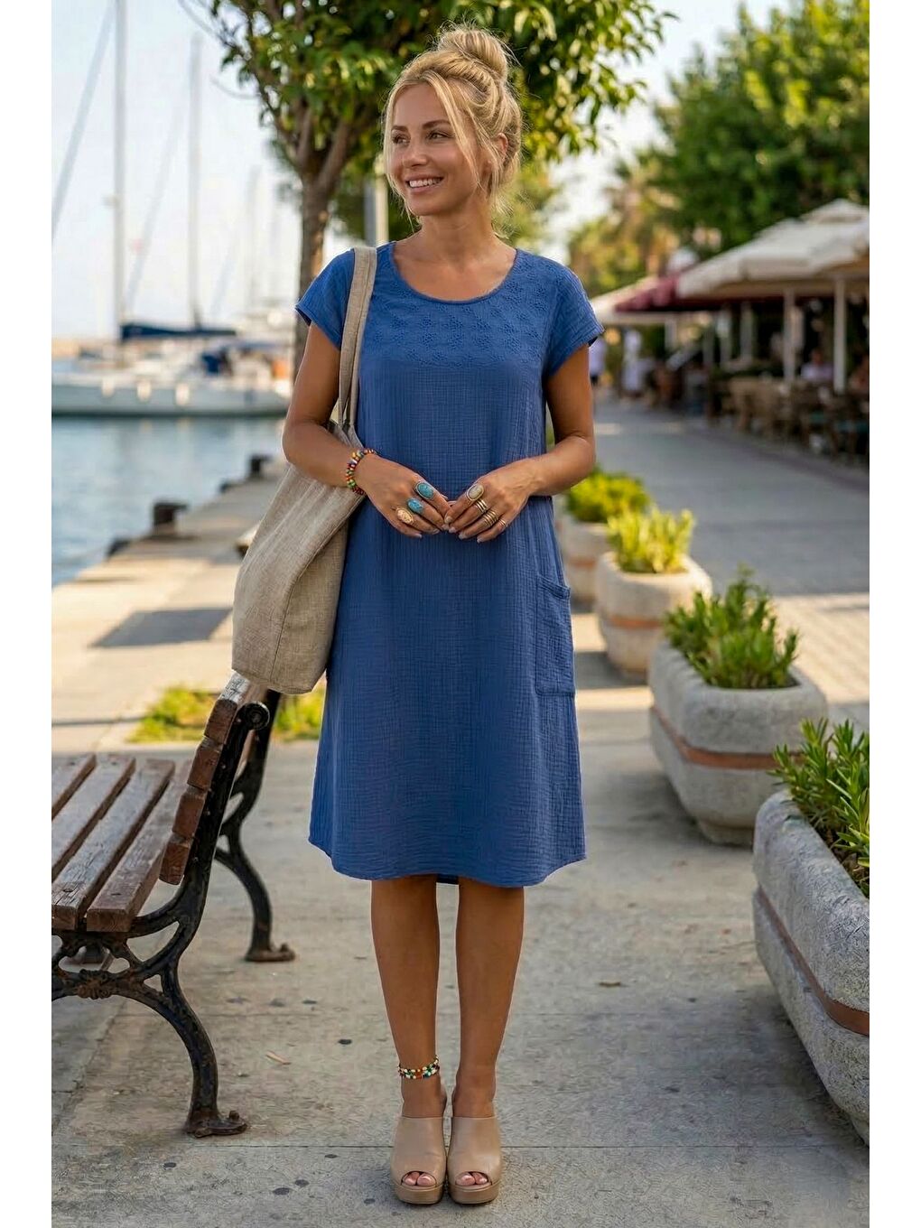 Mavi Havuz Yaka Düşük Kol Cepli Kol Roba Ve Yanları Brodeli Casual Müslin Dokuma Elbise 100 55-1