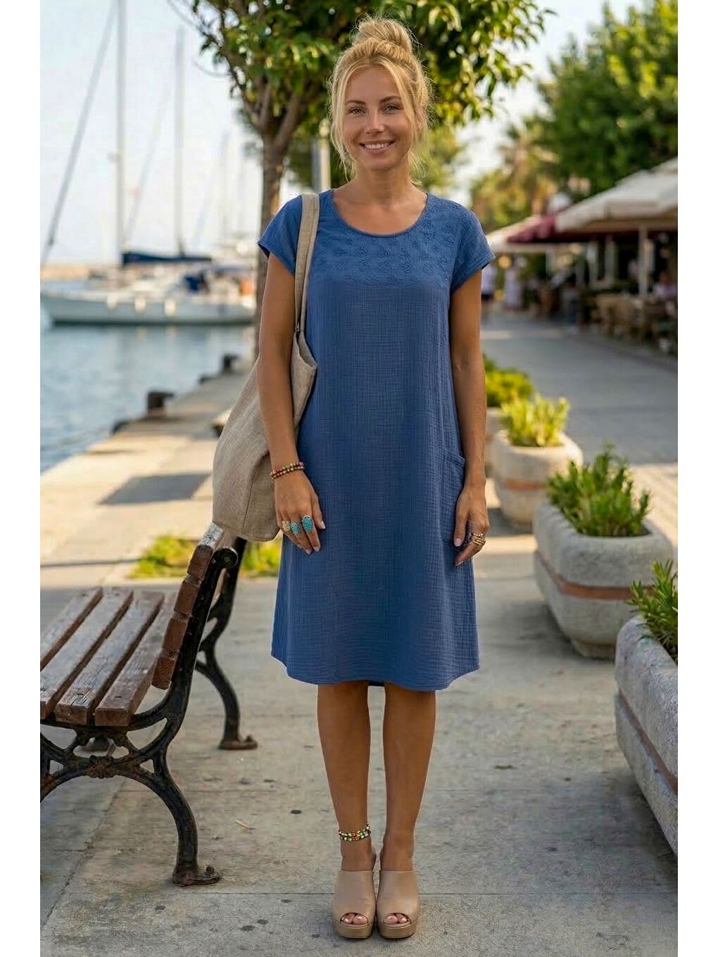 Mavi Havuz Yaka Düşük Kol Cepli Kol Roba Ve Yanları Brodeli Casual Müslin Dokuma Elbise 100 55-2