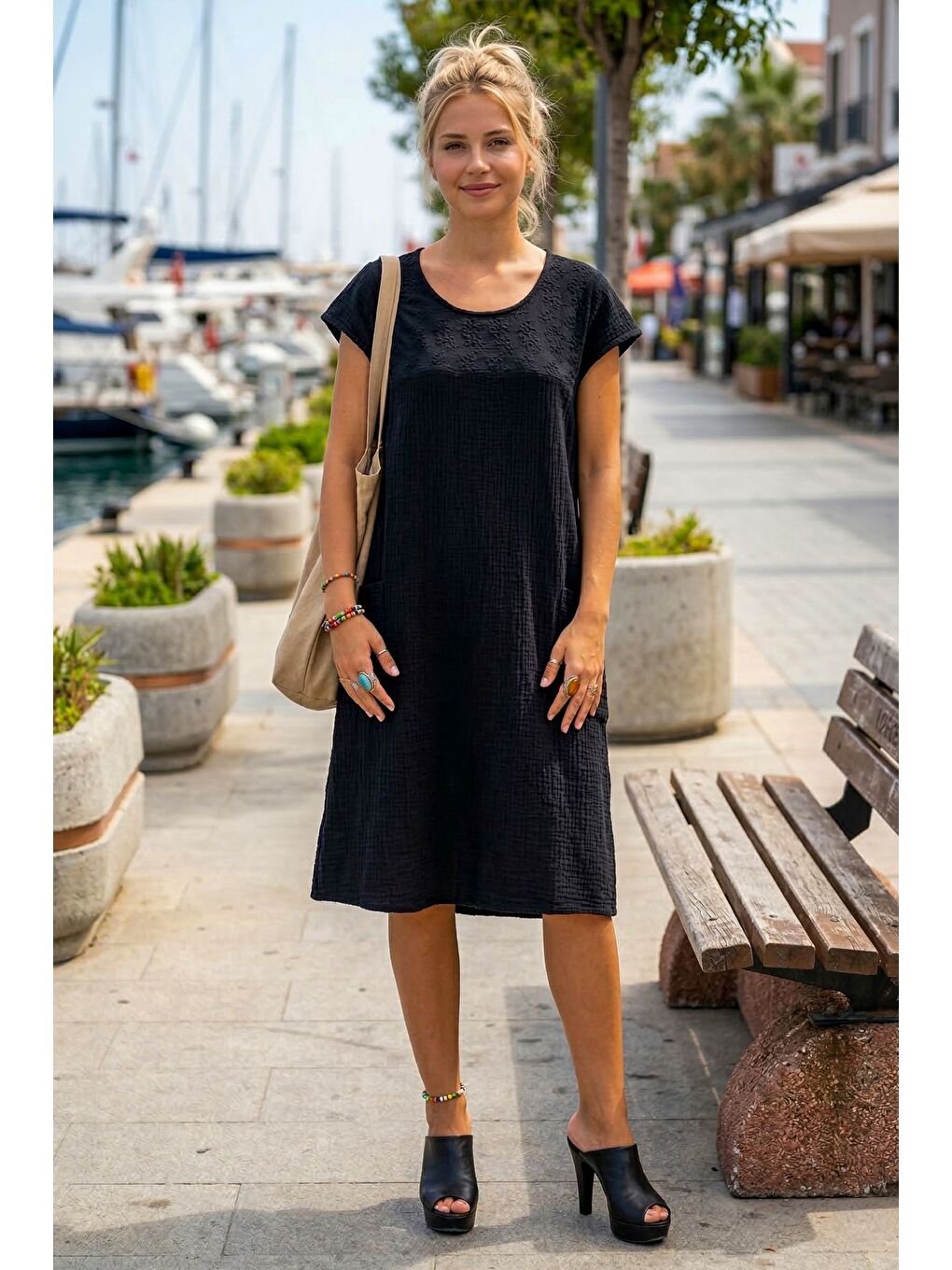 Siyah Havuz Yaka Düşük Kol Cepli Kol Roba Ve Yanları Brodeli Casual Müslin Dokuma Elbise 100 55