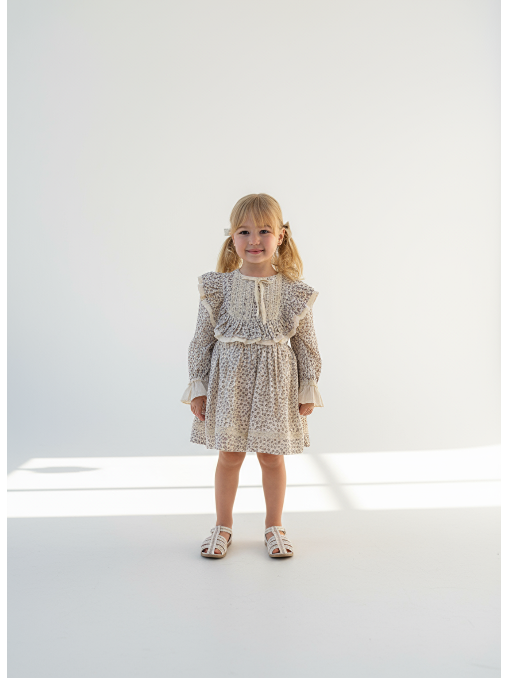 Kız Çocuk Çiçek Desenli Fırfır Detaylı Uzun Kollu Pamuklu Elbise - Bej