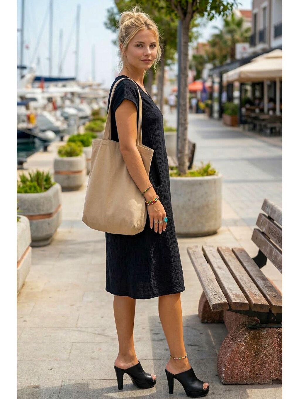 Siyah Havuz Yaka Düşük Kol Cepli Kol Roba Ve Yanları Brodeli Casual Müslin Dokuma Elbise 100 55-1