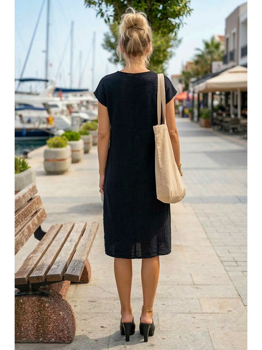 Siyah Havuz Yaka Düşük Kol Cepli Kol Roba Ve Yanları Brodeli Casual Müslin Dokuma Elbise 100 55-2