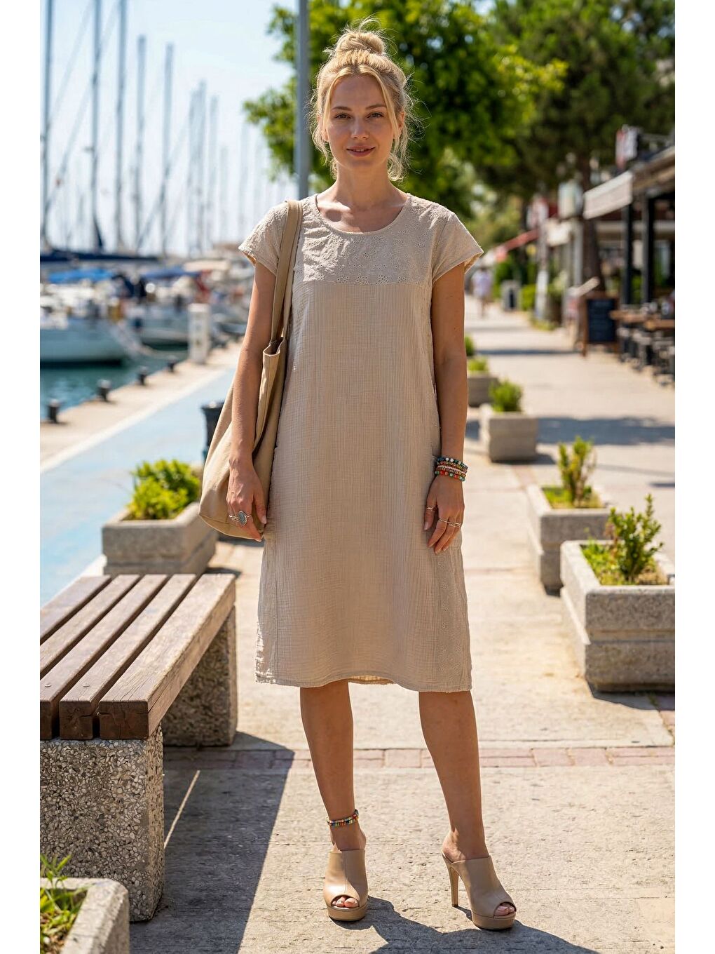 Bej Havuz Yaka Düşük Kol Cepli Kol Roba Ve Yanları Brodeli Casual Müslin Dokuma Elbise 100 55