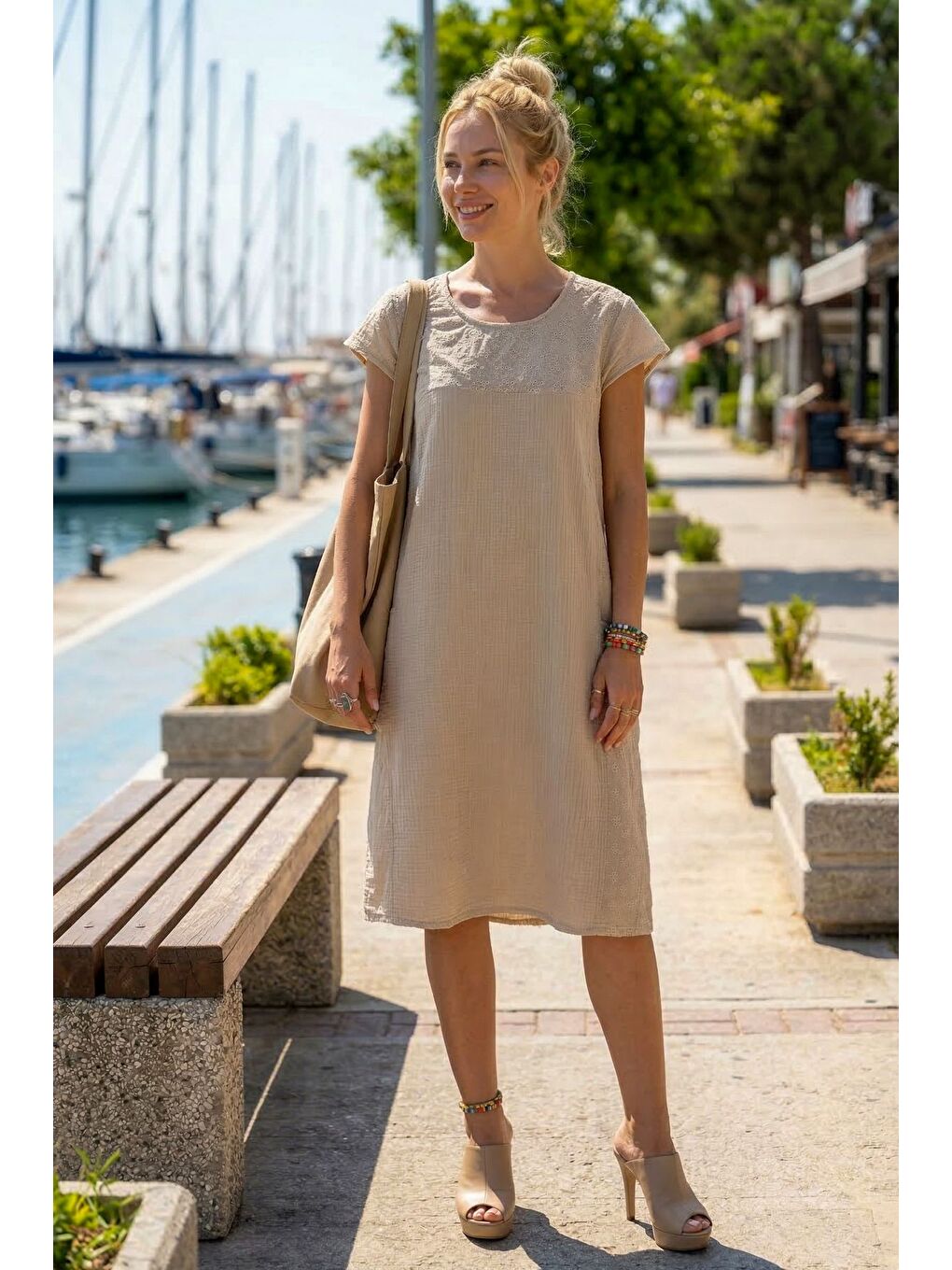 Bej Havuz Yaka Düşük Kol Cepli Kol Roba Ve Yanları Brodeli Casual Müslin Dokuma Elbise 100 55-1