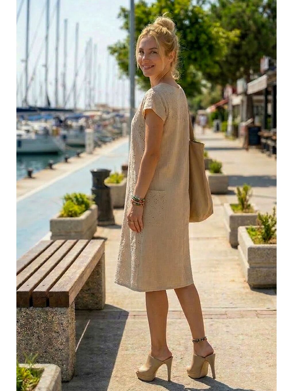 Bej Havuz Yaka Düşük Kol Cepli Kol Roba Ve Yanları Brodeli Casual Müslin Dokuma Elbise 100 55-2