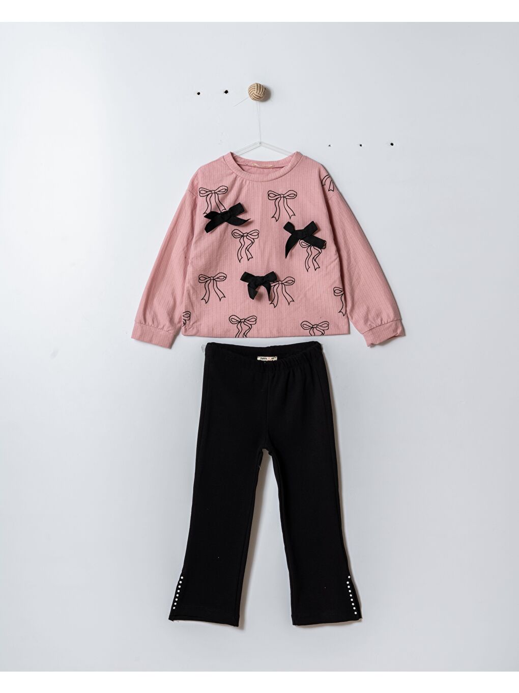 Kız Çocuk Pamuklu Pembe Fiyonk Desenli T-Shirt Ve Siyah İnci Düğme Detaylı Pantolon Takım-1