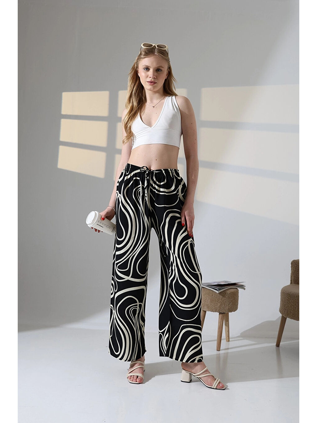 Kadın Siyah Desenli Beli Lastikli Cepsiz Bol Kesim Viskon Pantolon HZL25S-DSB17771