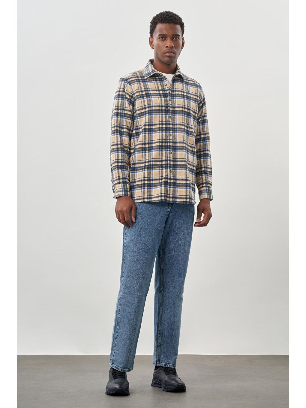 Bej Yünlü Ekose Desen Yumuşak Yaka Cepsiz Uzun Kol Casual Comfort Fit Gömlek 1004245227-1