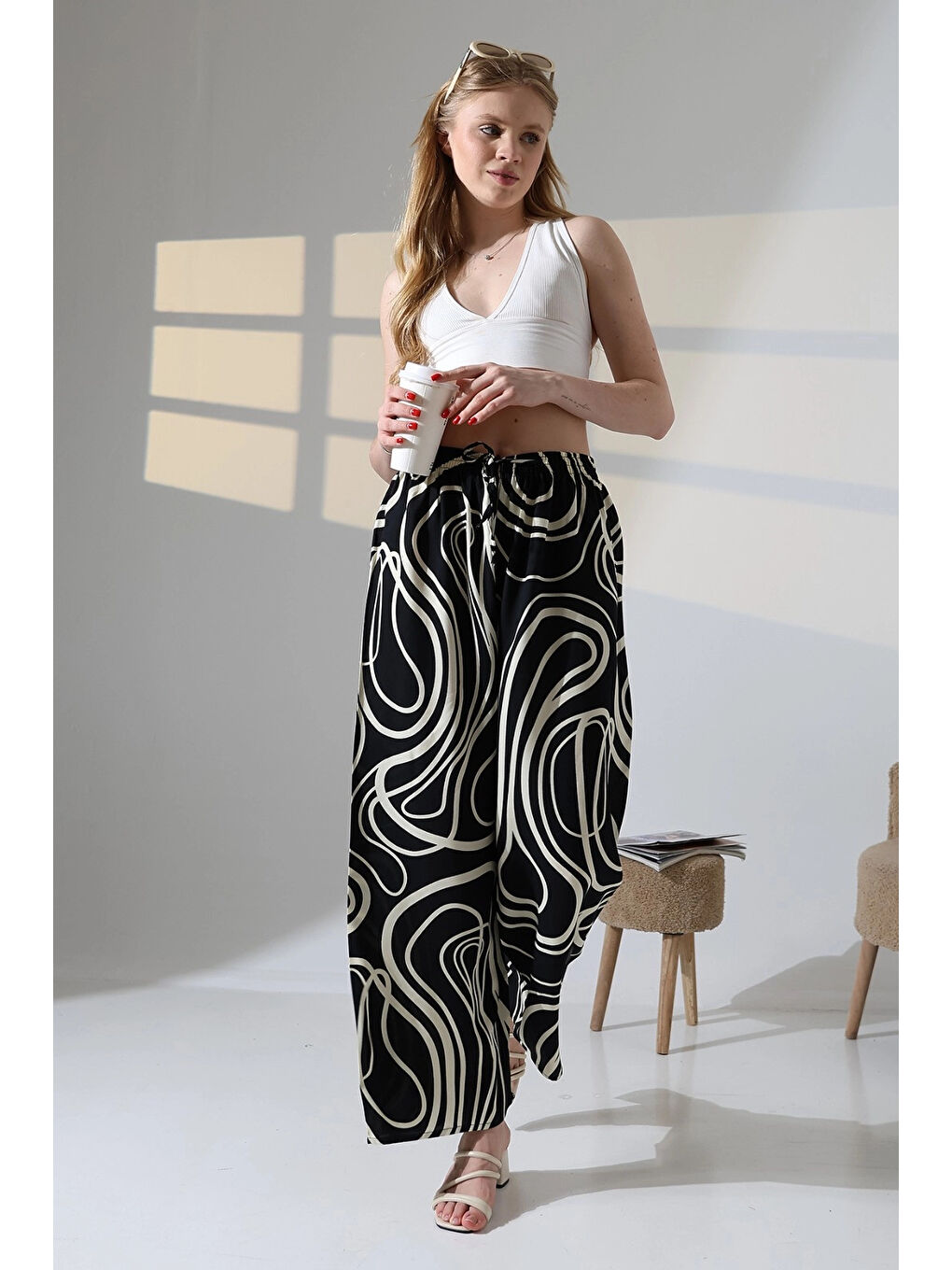 Kadın Siyah Desenli Beli Lastikli Cepsiz Bol Kesim Viskon Pantolon HZL25S-DSB17771-1