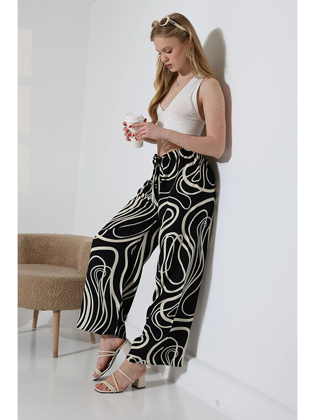 Kadın Siyah Desenli Beli Lastikli Cepsiz Bol Kesim Viskon Pantolon HZL25S-DSB17771-3