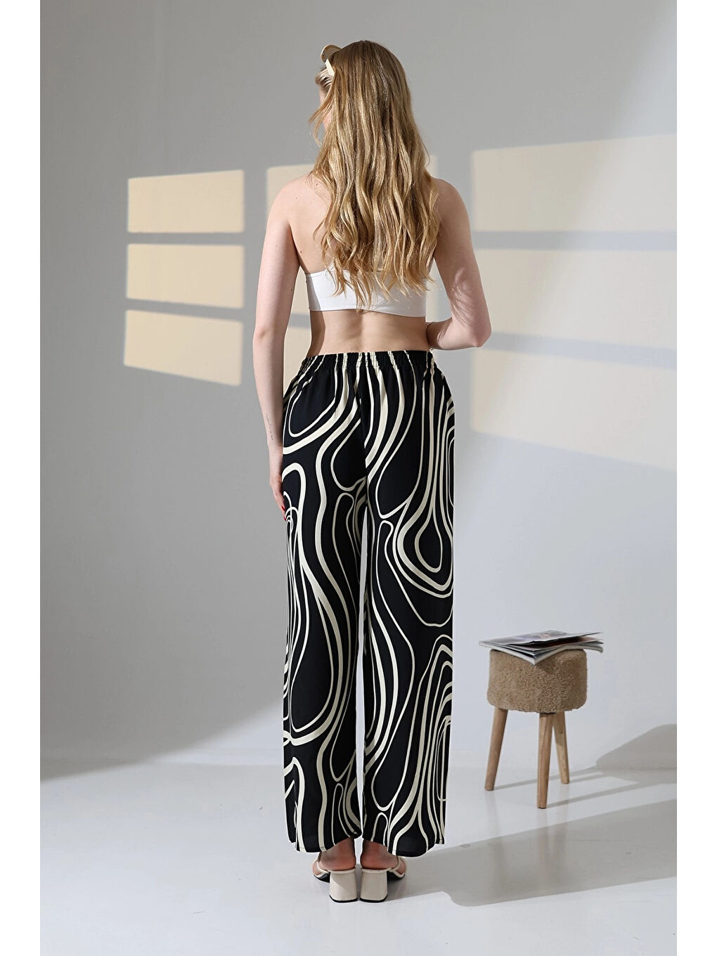 Kadın Siyah Desenli Beli Lastikli Cepsiz Bol Kesim Viskon Pantolon HZL25S-DSB17771-4