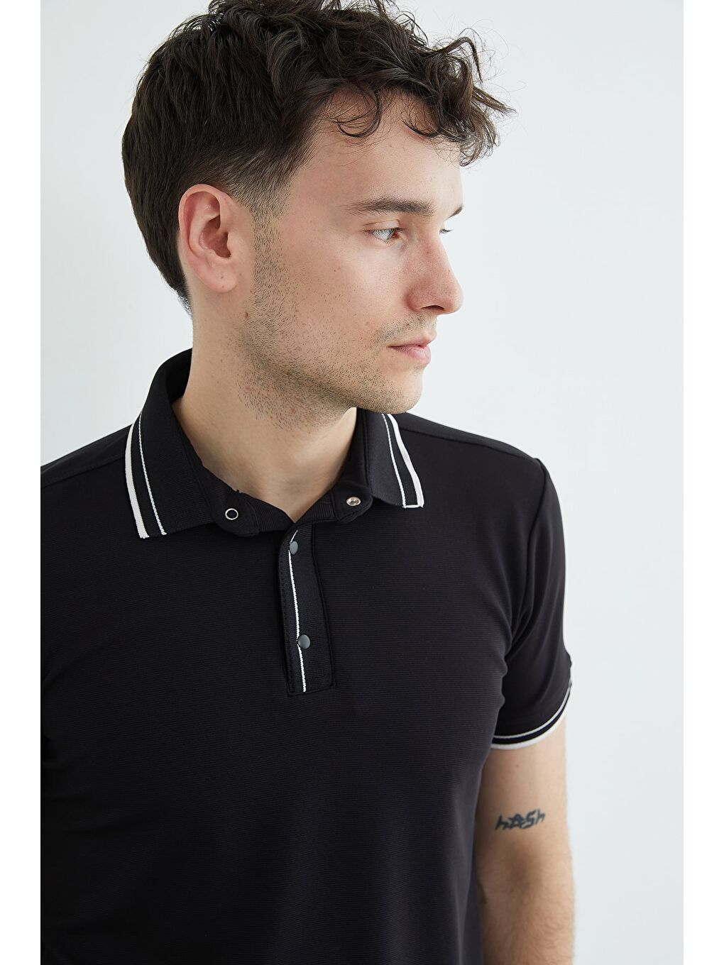 Siyah Ribanalı Yarım Çıtçıtlı  Polo Yaka Tişört-4