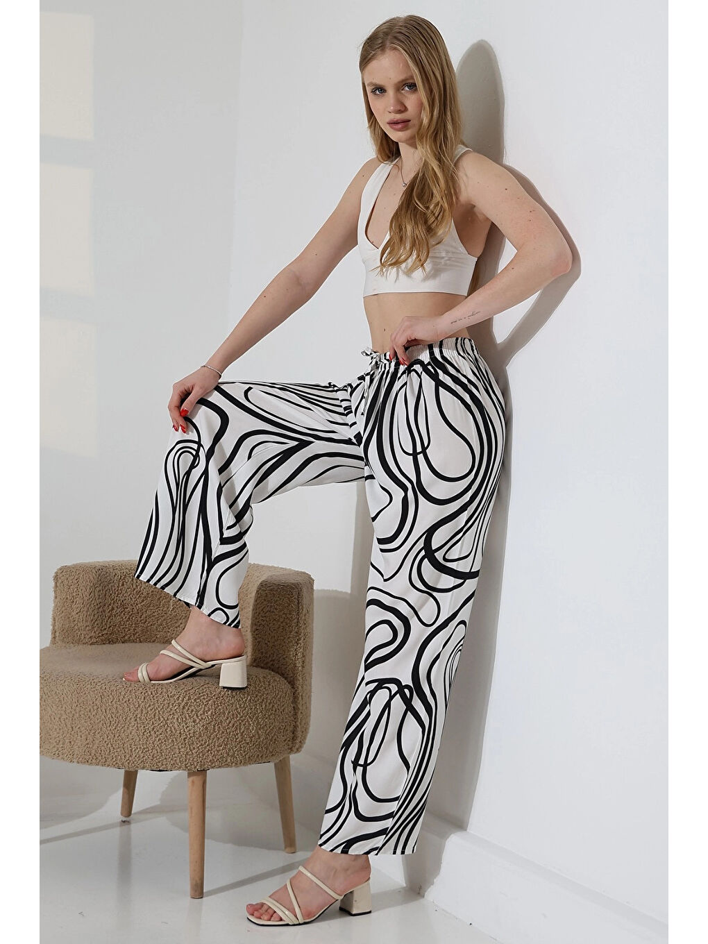 Kadın Beyaz Desenli Beli Lastikli Cepsiz Bol Kesim Viskon Pantolon HZL25S-DSB17771-1