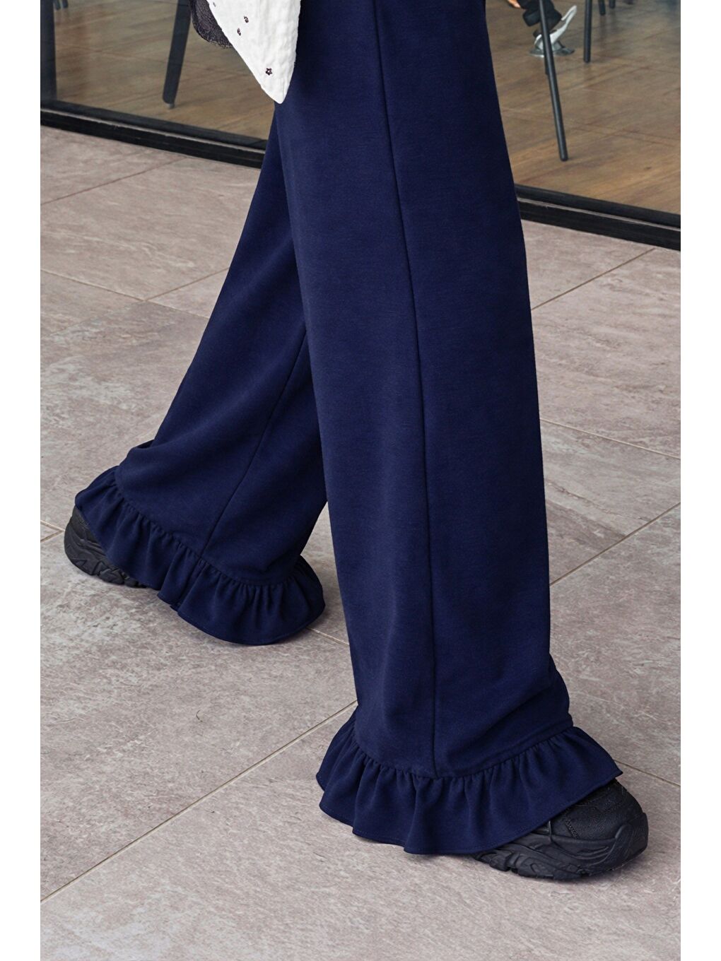 Lacivert Kadın 2 İplik Salaş Kesim Feminen Fırfır Detaylı Bol Paça Eşofman Altı-5