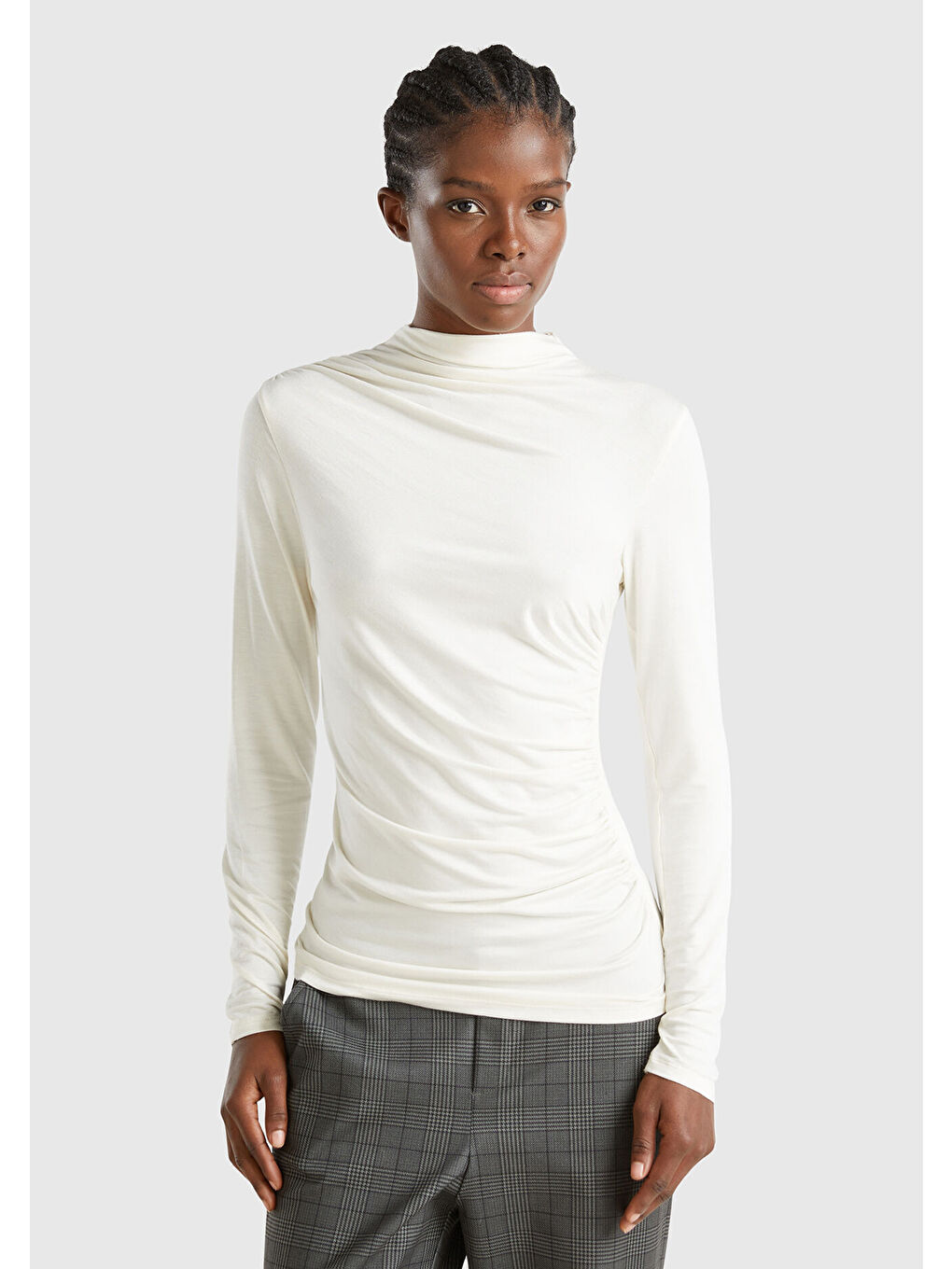 Ekru Kadın Krem Modal Karışımlı Omzu Büzgü Detaylı Yarım Balıkçı Yaka Sweatshirt