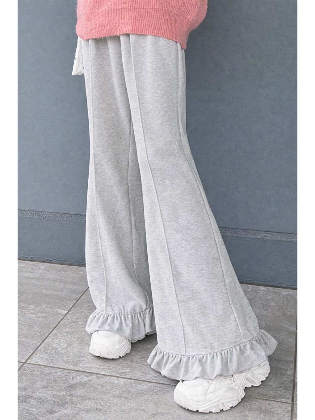 Gri Kadın 2 İplik Salaş Kesim Feminen Fırfır Detaylı Bol Paça Eşofman Altı-1