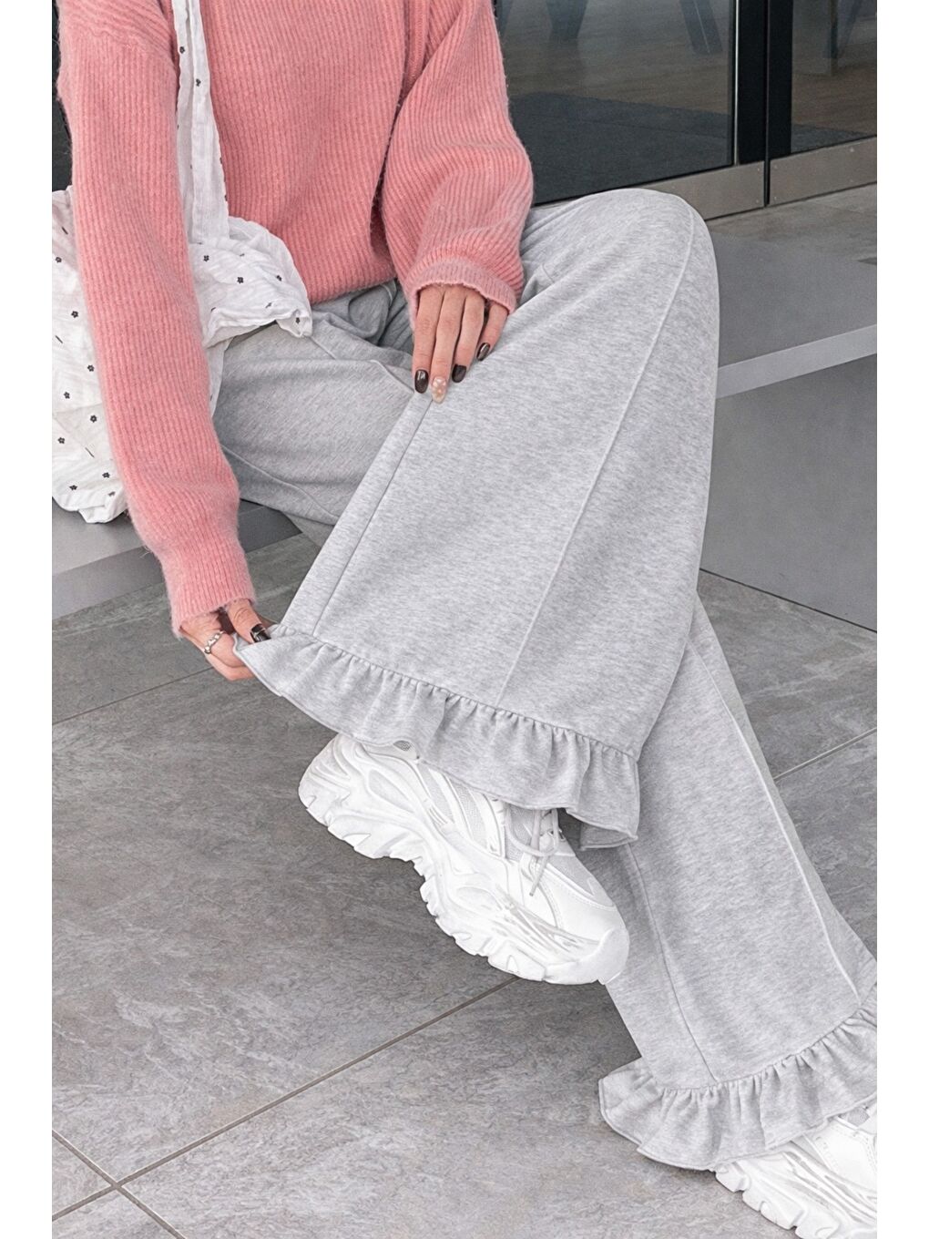 Gri Kadın 2 İplik Salaş Kesim Feminen Fırfır Detaylı Bol Paça Eşofman Altı-2