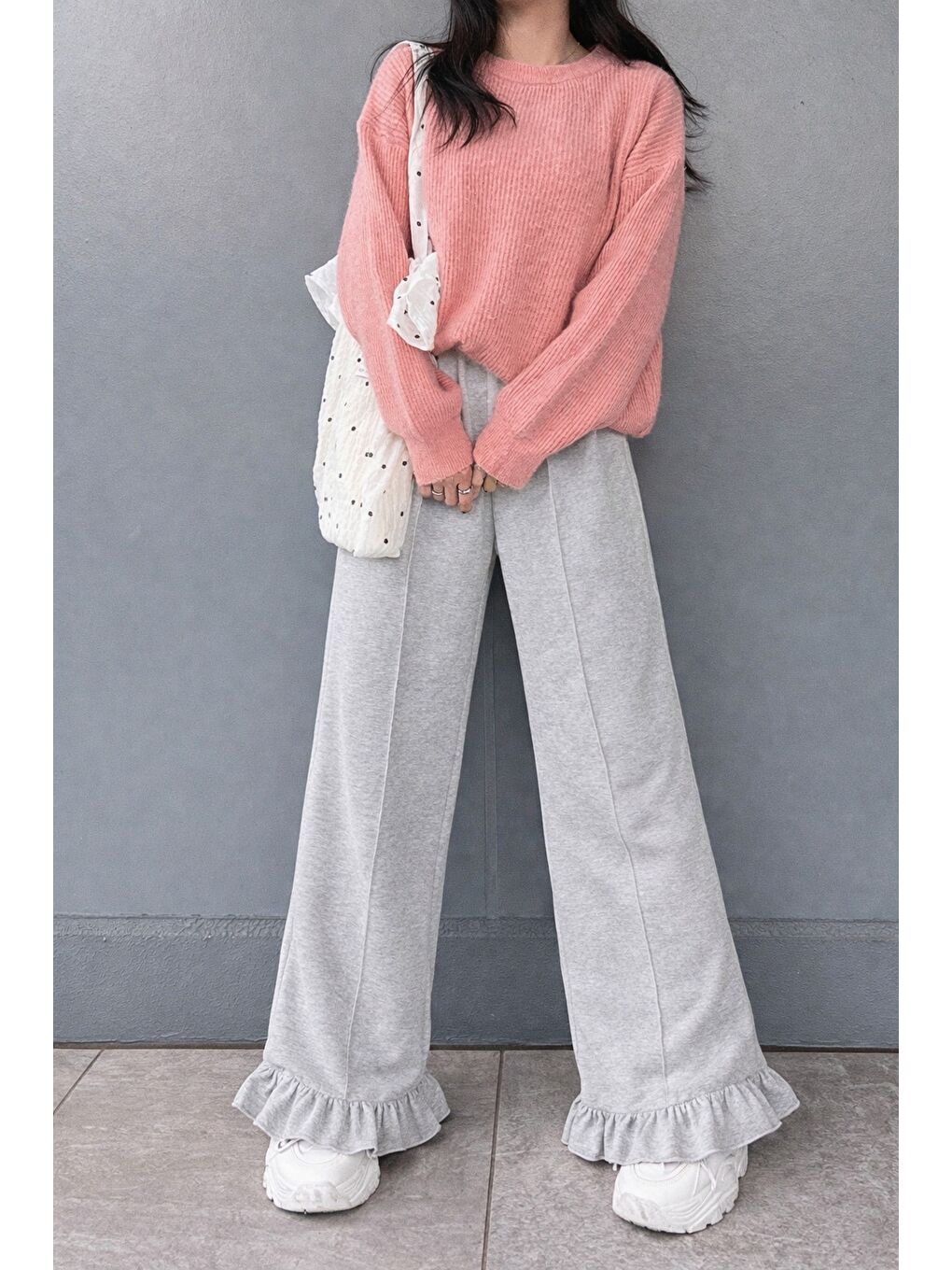 Gri Kadın 2 İplik Salaş Kesim Feminen Fırfır Detaylı Bol Paça Eşofman Altı-3
