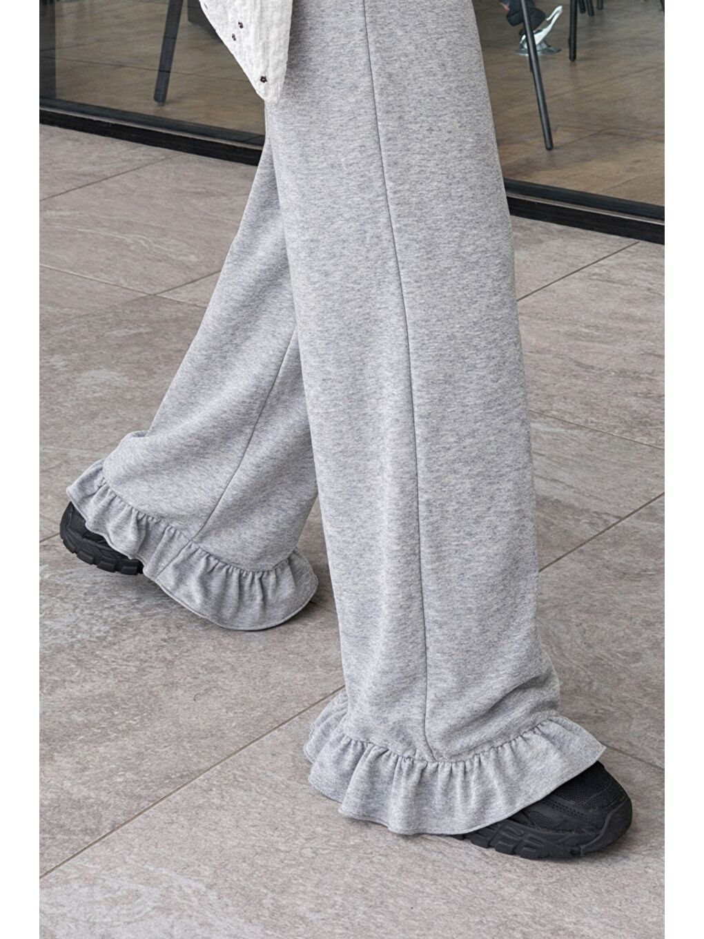 Gri Kadın 2 İplik Salaş Kesim Feminen Fırfır Detaylı Bol Paça Eşofman Altı-4