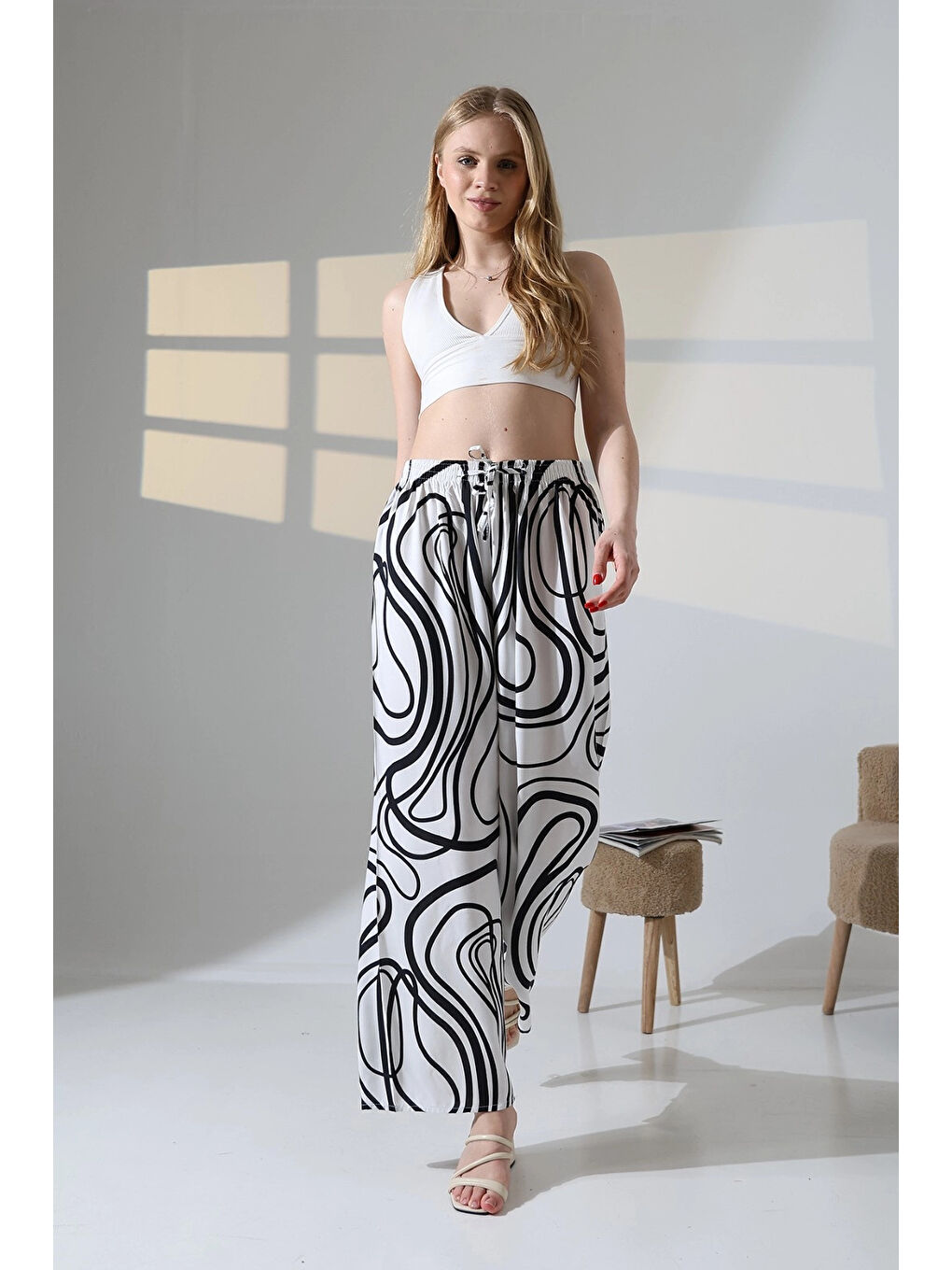 Kadın Beyaz Desenli Beli Lastikli Cepsiz Bol Kesim Viskon Pantolon HZL25S-DSB17771-2