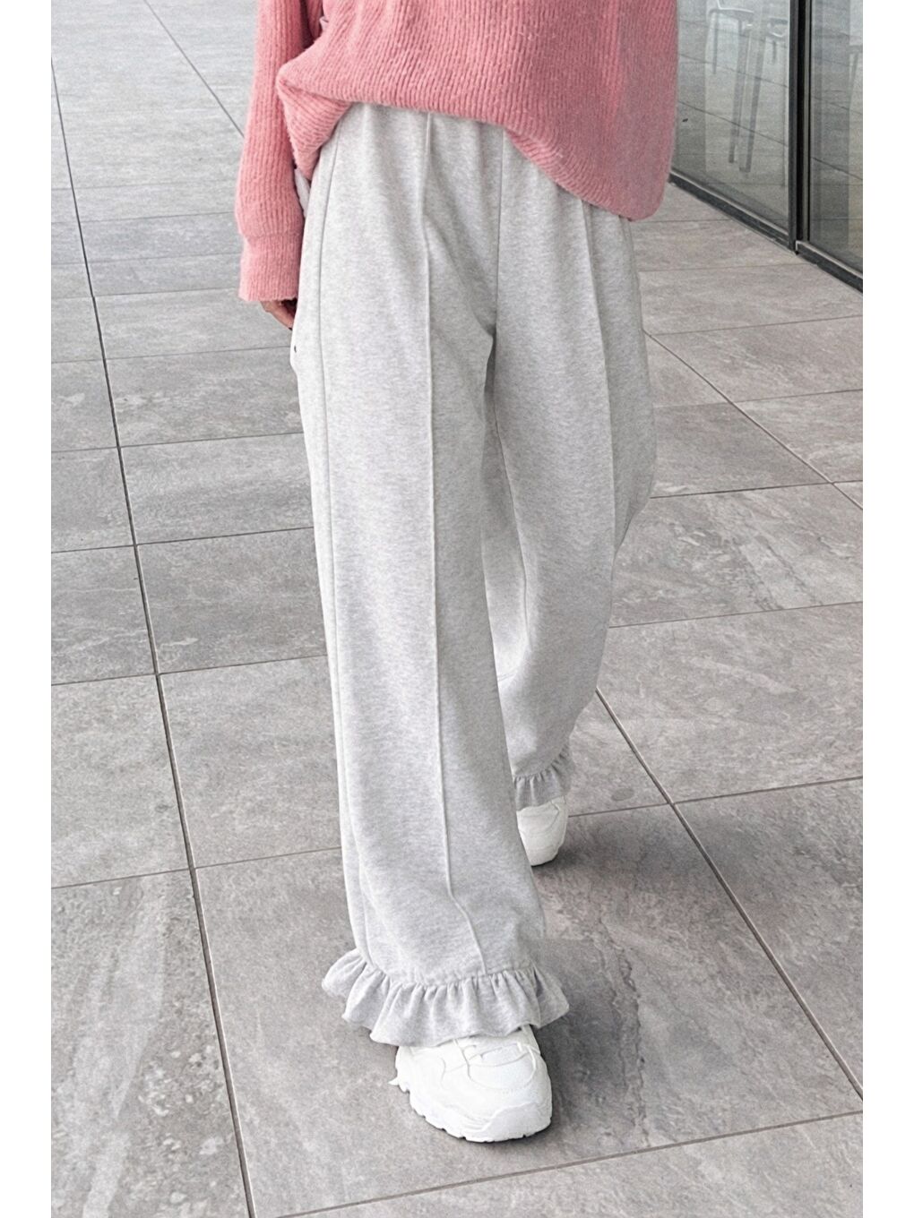 Gri Kadın 2 İplik Salaş Kesim Feminen Fırfır Detaylı Bol Paça Eşofman Altı-5