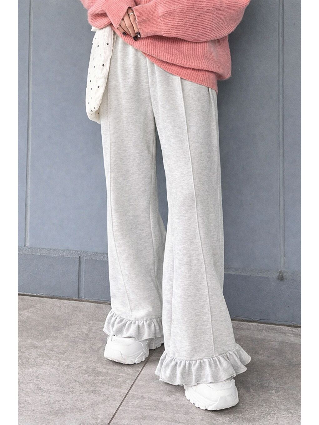 Gri Kadın 2 İplik Salaş Kesim Feminen Fırfır Detaylı Bol Paça Eşofman Altı-6