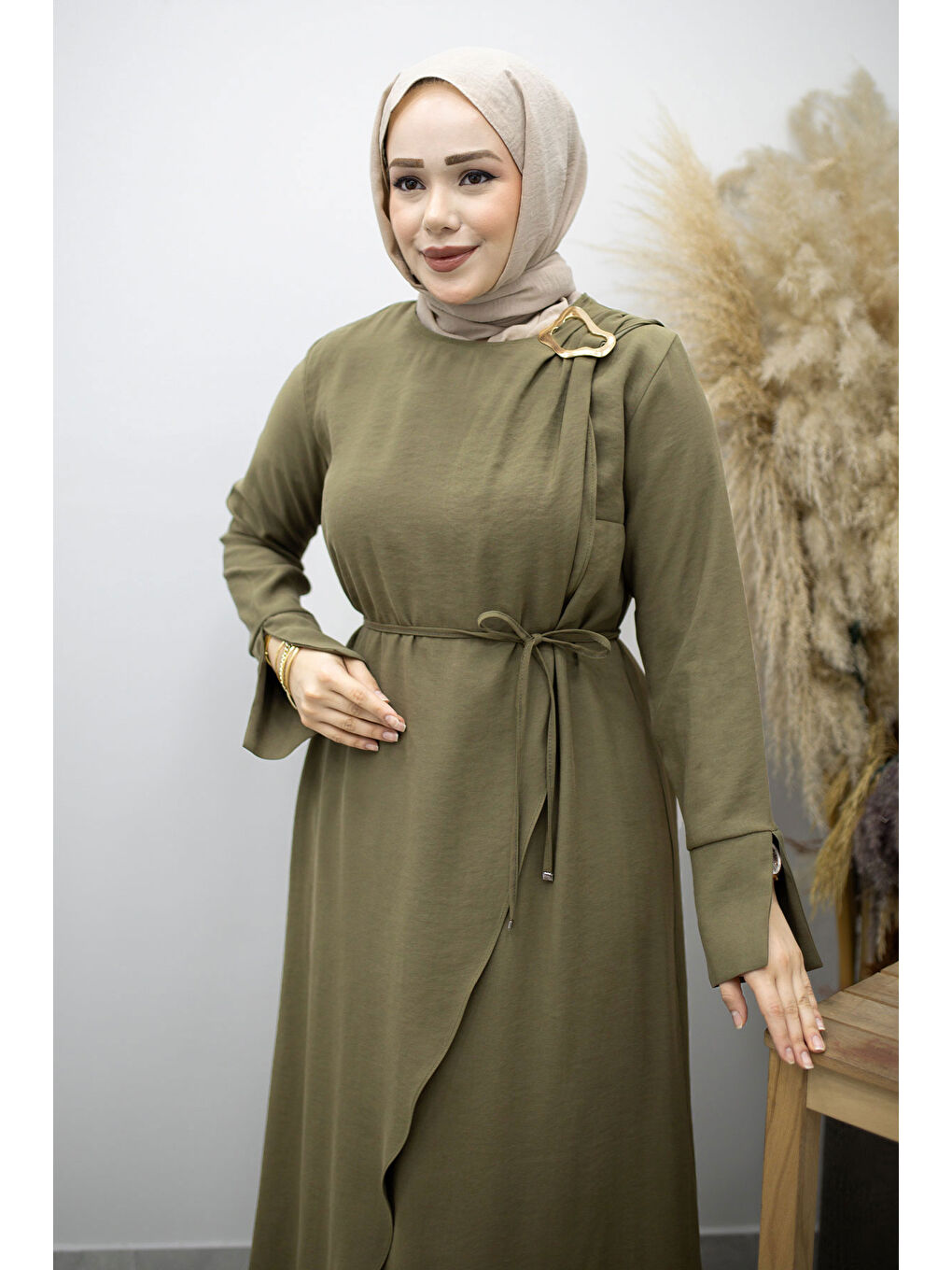 Broş Detaylı Kuşaklı Elbise TSD260198 Haki-1
