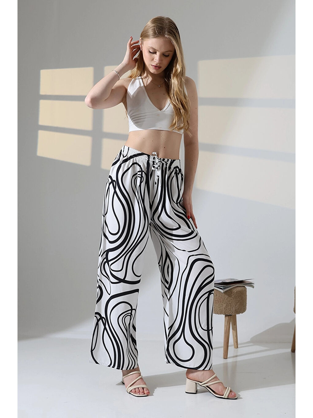 Kadın Beyaz Desenli Beli Lastikli Cepsiz Bol Kesim Viskon Pantolon HZL25S-DSB17771-4