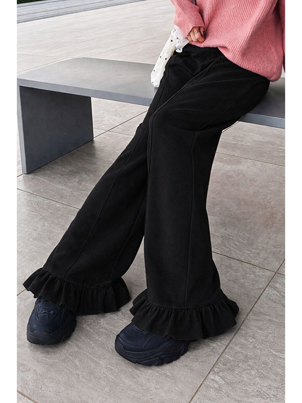 Siyah Kadın 2 İplik Salaş Kesim Feminen Fırfır Detaylı Bol Paça Eşofman Altı