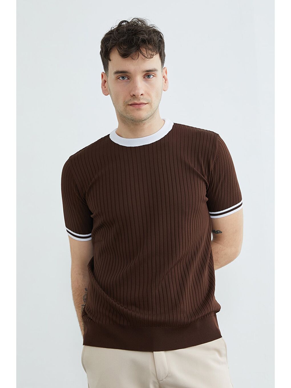 Kahverengi Fitilli Biyeli Bisiklet Yaka Triko Tişört-3