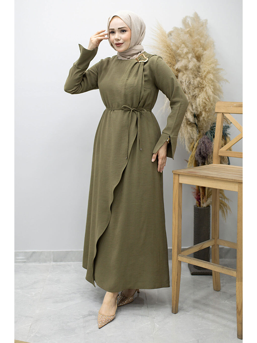 Broş Detaylı Kuşaklı Elbise TSD260198 Haki-2