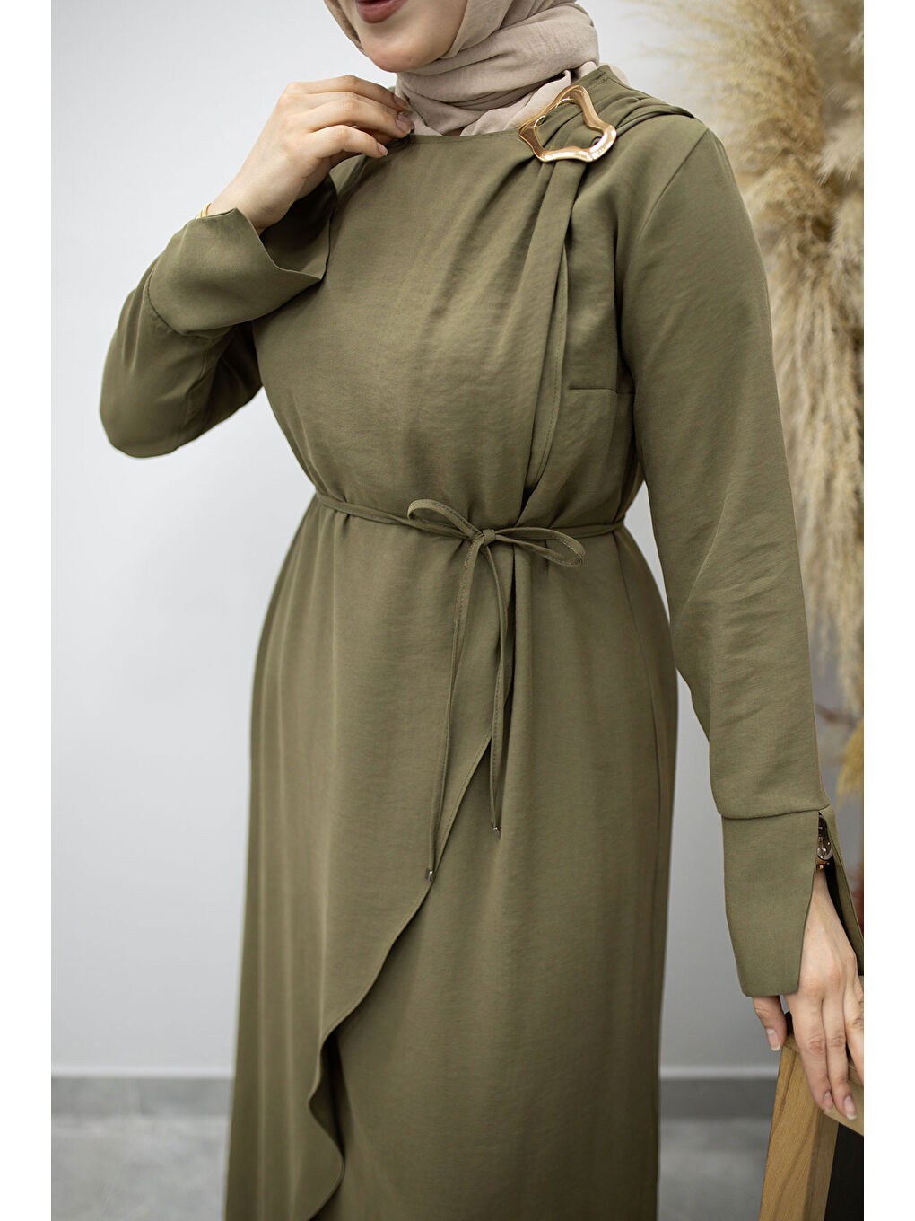Broş Detaylı Kuşaklı Elbise TSD260198 Haki-3