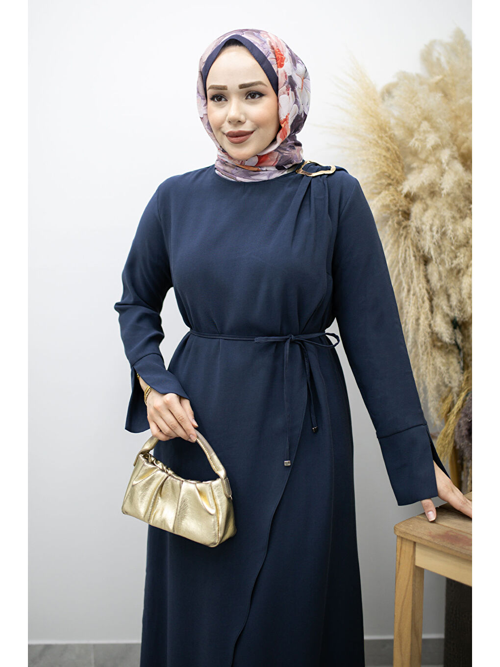 Broş Detaylı Kuşaklı Elbise TSD260198 Lacivert-1