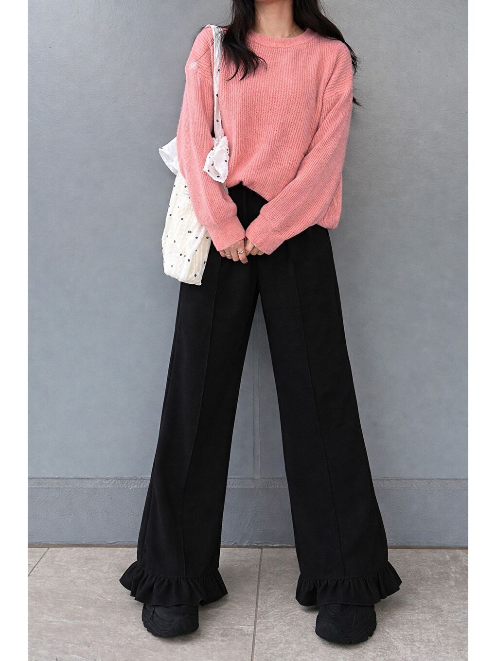 Siyah Kadın 2 İplik Salaş Kesim Feminen Fırfır Detaylı Bol Paça Eşofman Altı-1