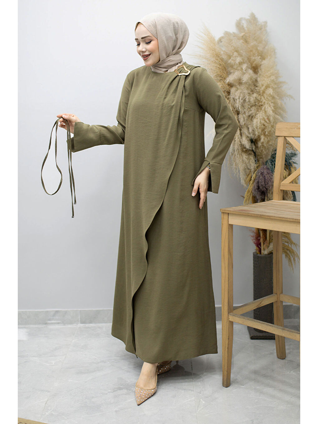Broş Detaylı Kuşaklı Elbise TSD260198 Haki-4