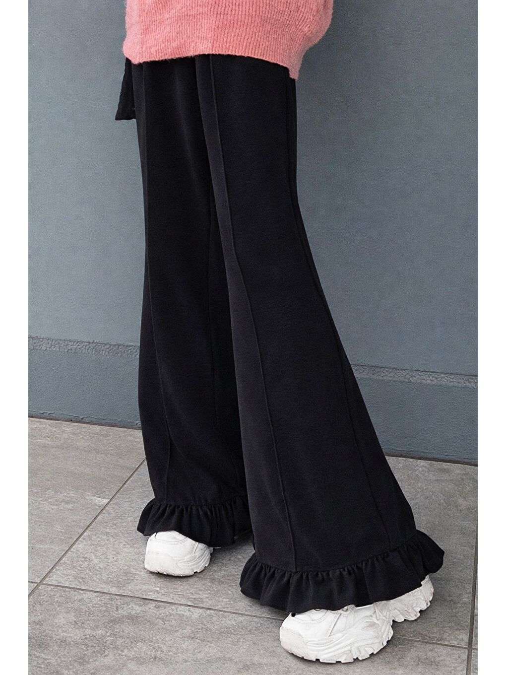 Siyah Kadın 2 İplik Salaş Kesim Feminen Fırfır Detaylı Bol Paça Eşofman Altı-2