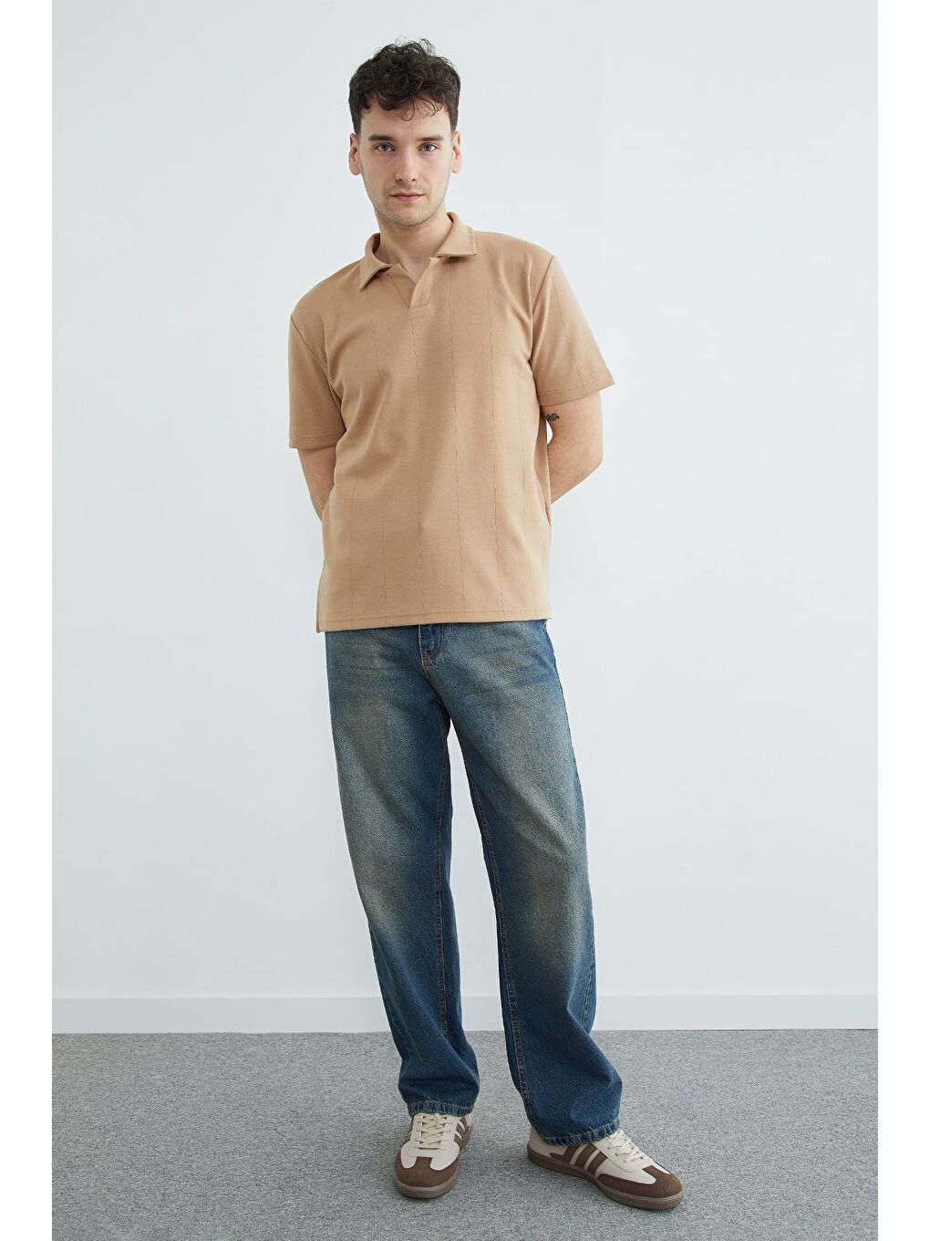 Bej Şeritli Apaş Yaka Regular  Tişört-3