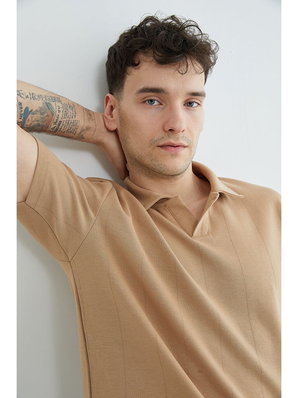 Bej Şeritli Apaş Yaka Regular  Tişört-4