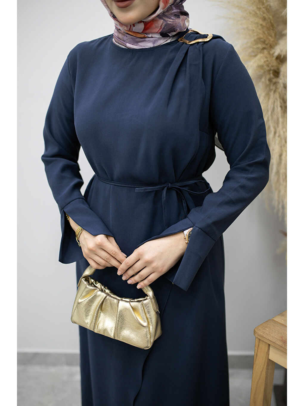 Broş Detaylı Kuşaklı Elbise TSD260198 Lacivert-3