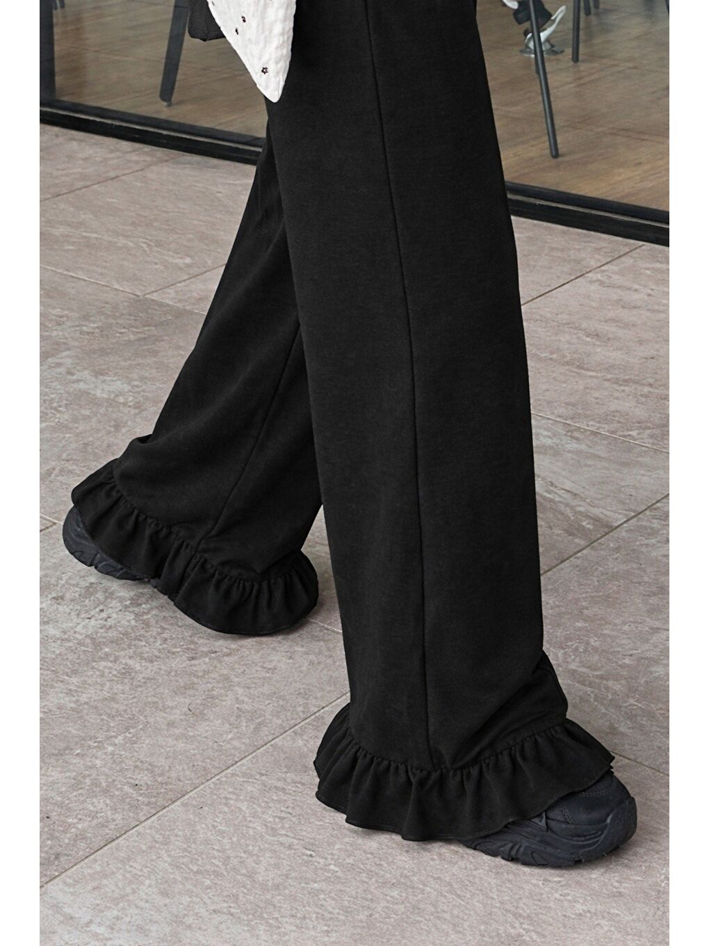 Siyah Kadın 2 İplik Salaş Kesim Feminen Fırfır Detaylı Bol Paça Eşofman Altı-3