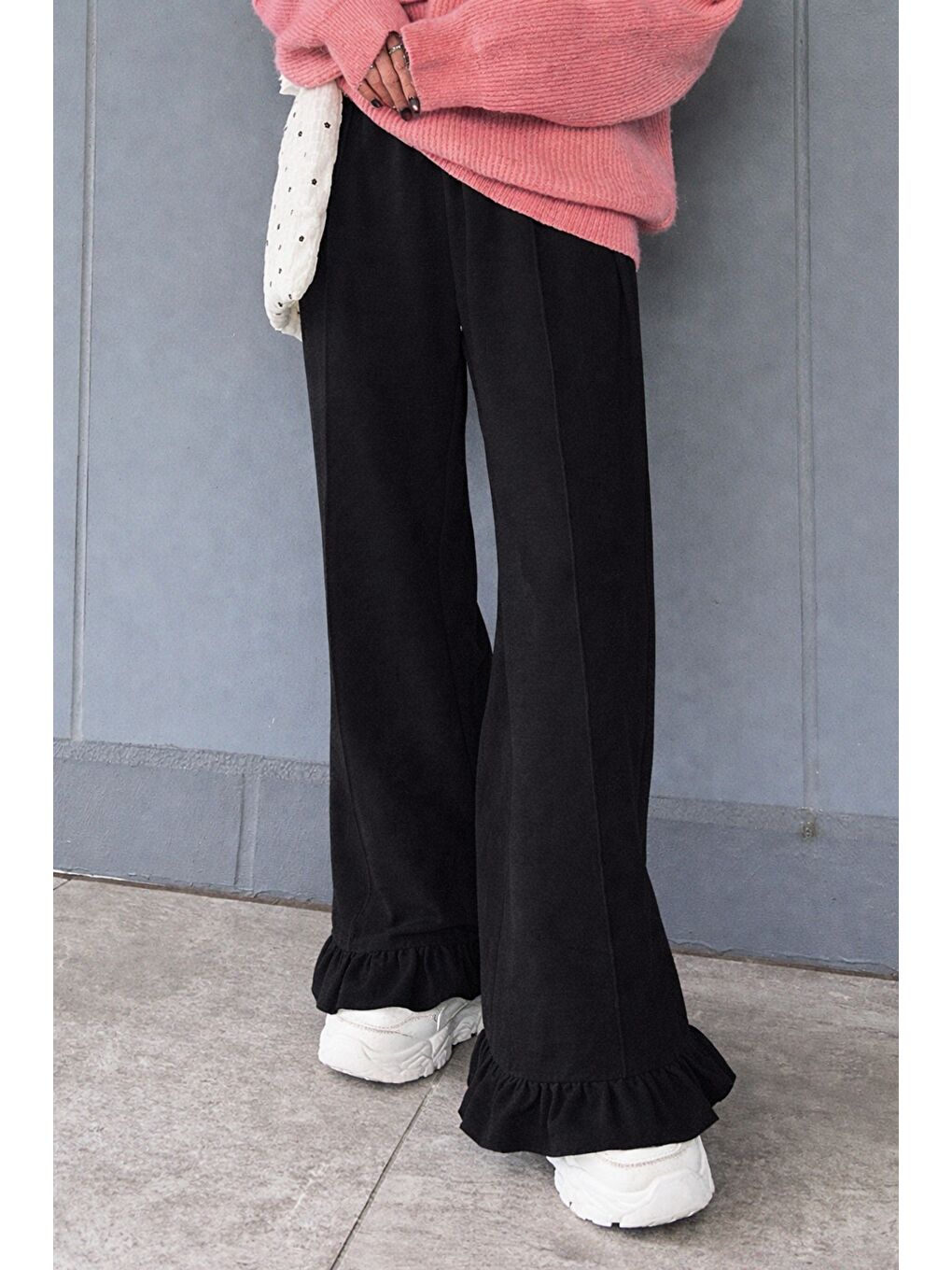 Siyah Kadın 2 İplik Salaş Kesim Feminen Fırfır Detaylı Bol Paça Eşofman Altı-4