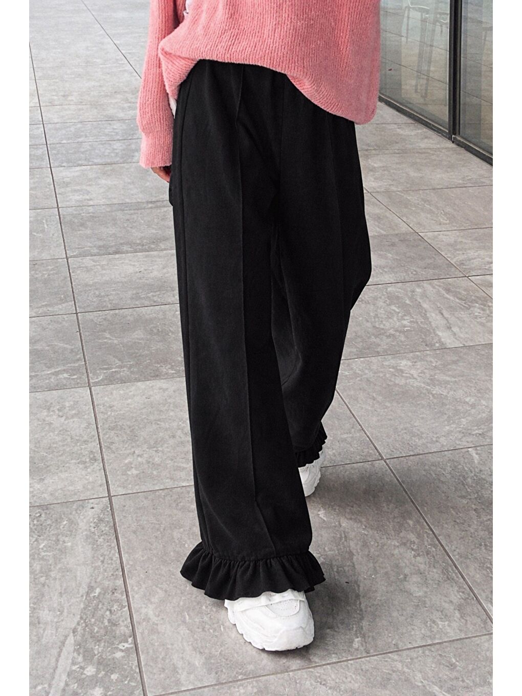 Siyah Kadın 2 İplik Salaş Kesim Feminen Fırfır Detaylı Bol Paça Eşofman Altı-5