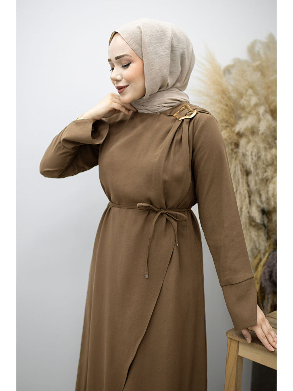 Broş Detaylı Kuşaklı Elbise TSD260198 Kahverengi-1